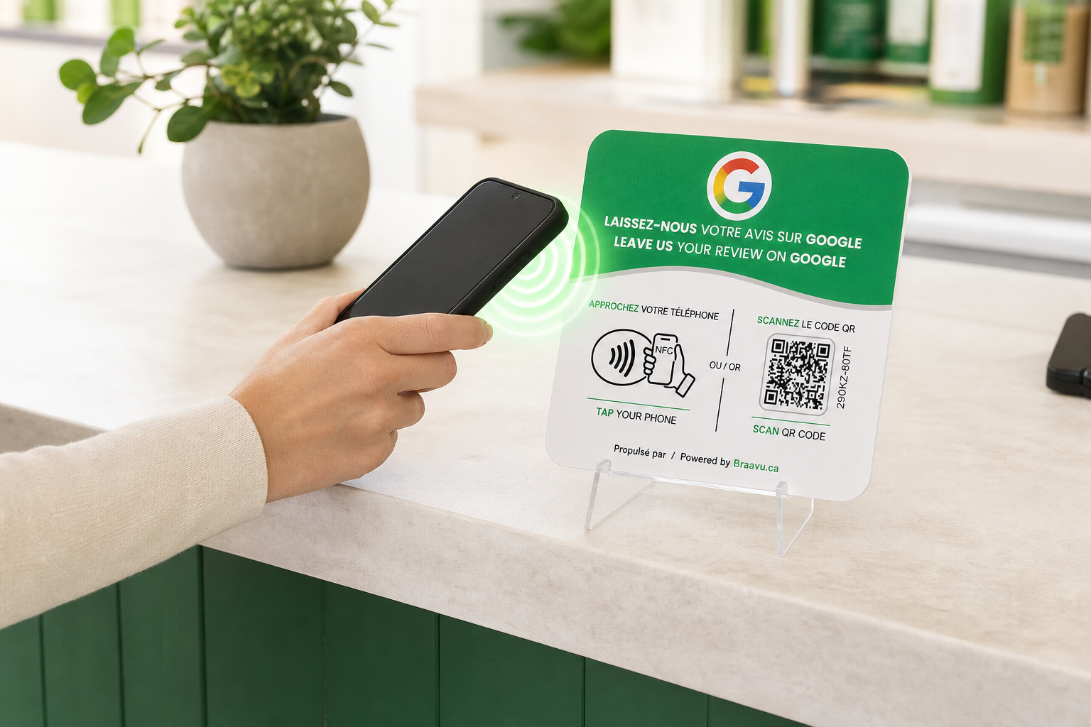 Une plaque d'avis Google Braavu sur le comptoir d'un commerce