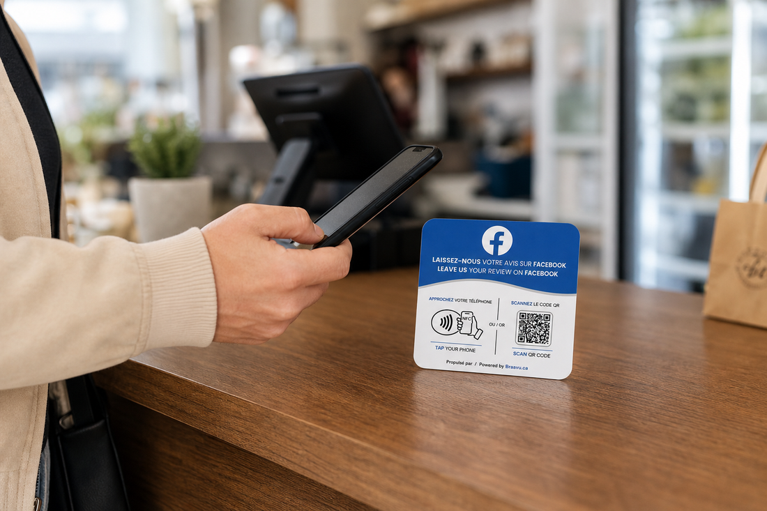 Une plaque d'avis Google Braavu sur le comptoir d'un commerce