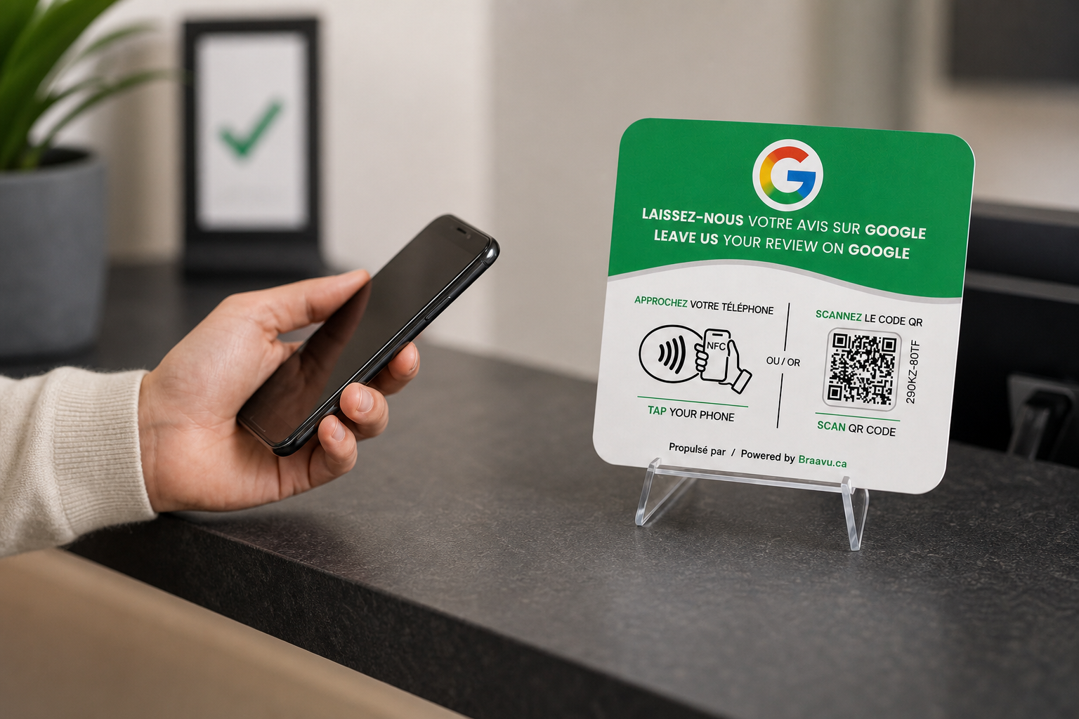 Une plaque d'avis Google Braavu sur le comptoir d'un commerce
