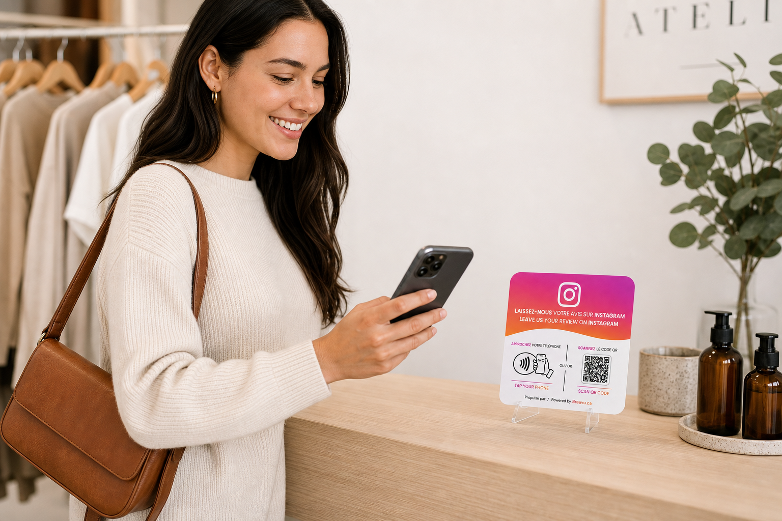 Une plaque Braavu sur un comptoir, un client consulte son téléphone