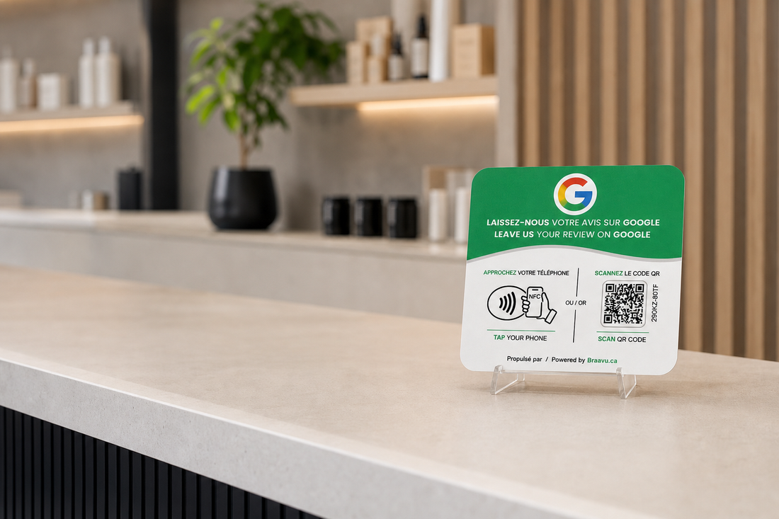 Une plaque d'avis Google Braavu sur le comptoir d'un commerce