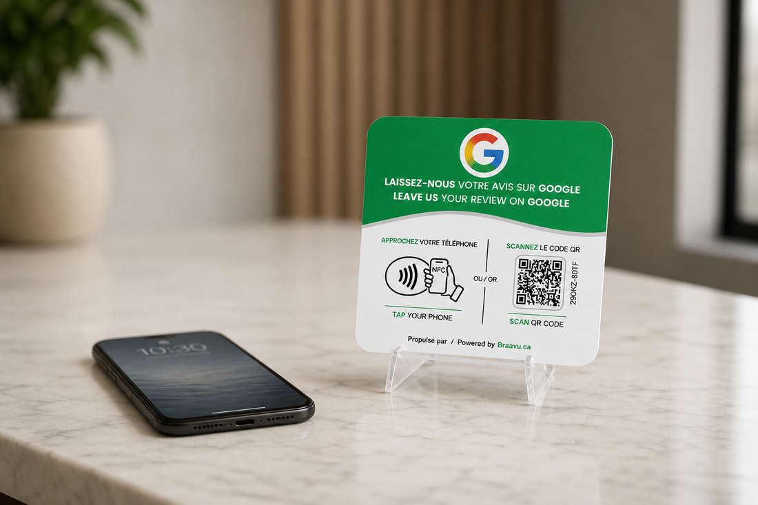 Une plaque d'avis Google Braavu sur le comptoir d'un commerce
