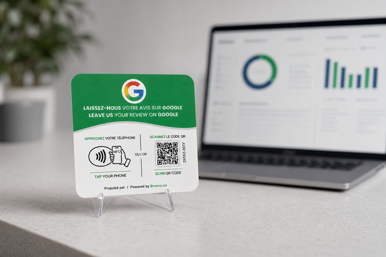 Une plaque d'avis Google Braavu sur le comptoir d'un commerce