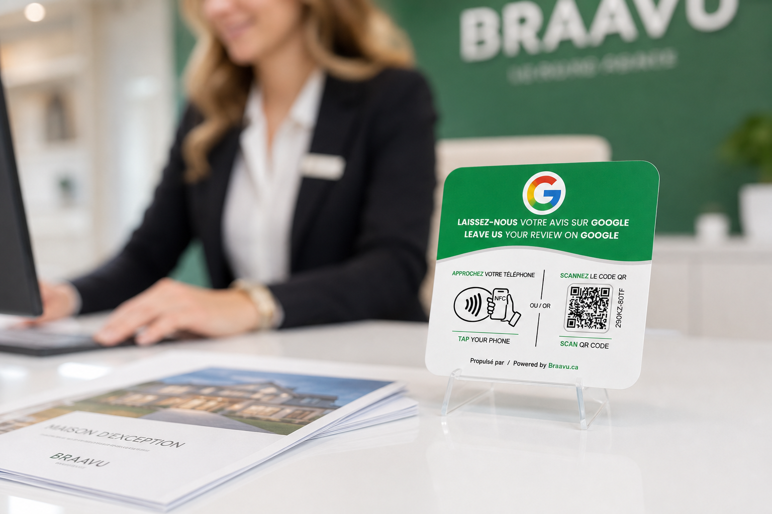Une plaque d'avis Google Braavu sur le comptoir d'un commerce