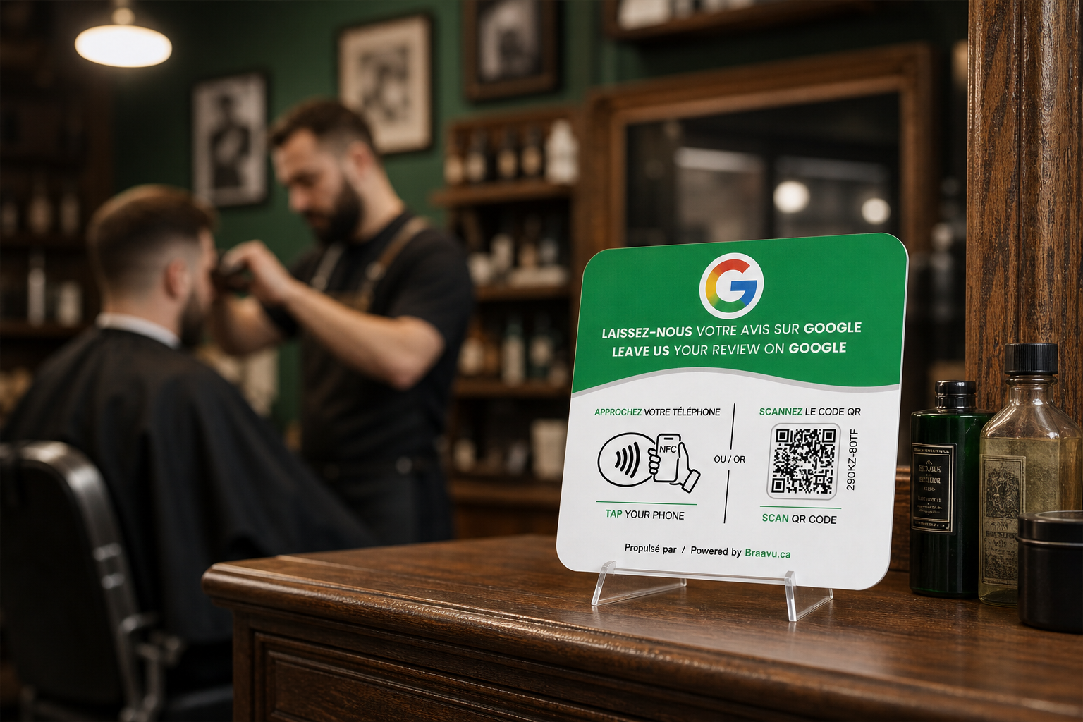 Une plaque d'avis Google Braavu sur le comptoir d'un commerce