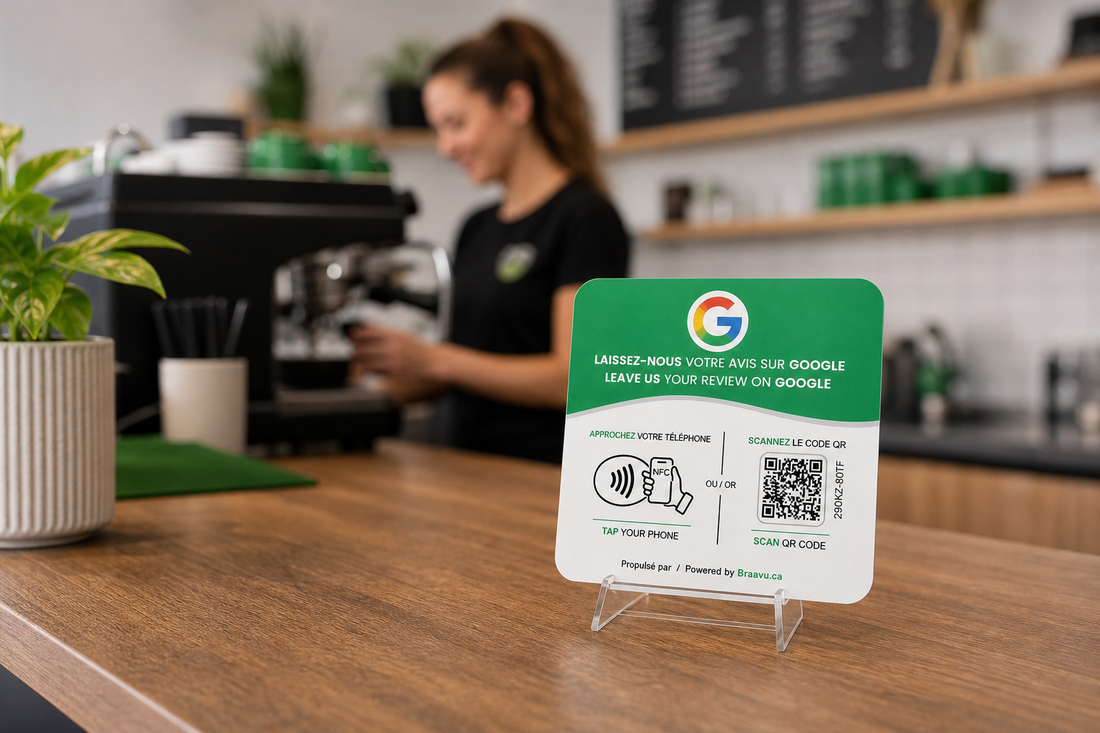 Une plaque d'avis Google Braavu sur le comptoir d'un commerce