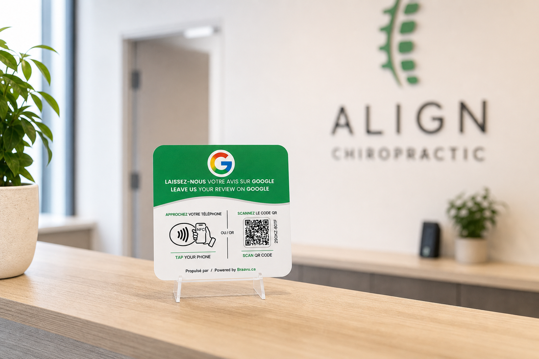 Une plaque d'avis Google Braavu sur le comptoir d'un commerce