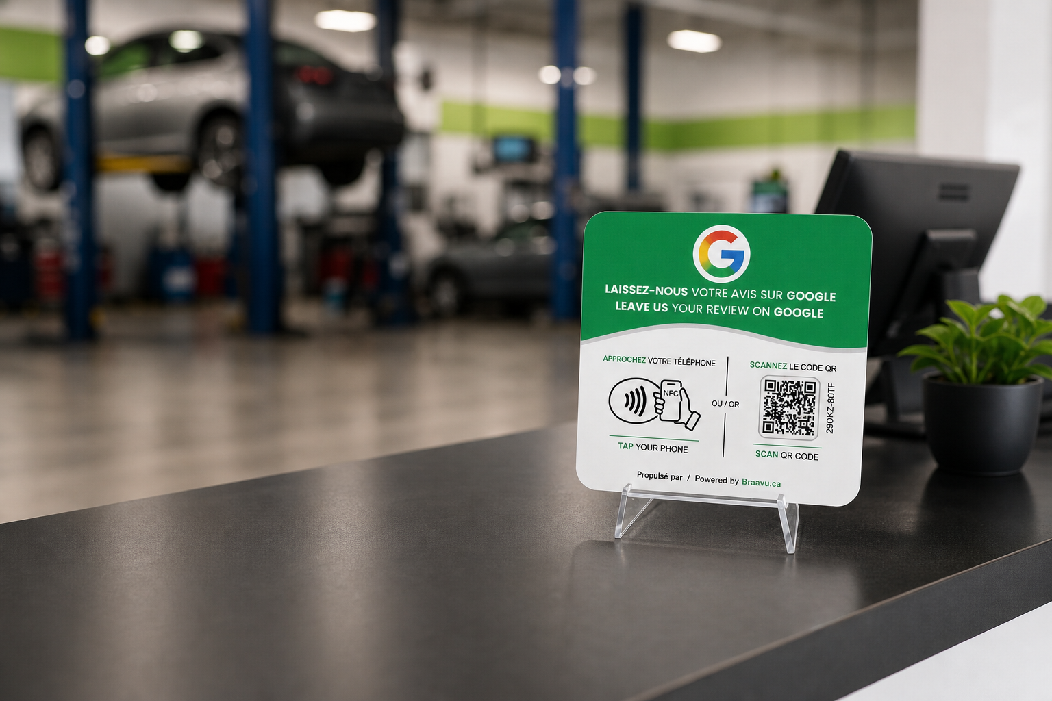 Une plaque d'avis Google Braavu sur le comptoir d'un commerce
