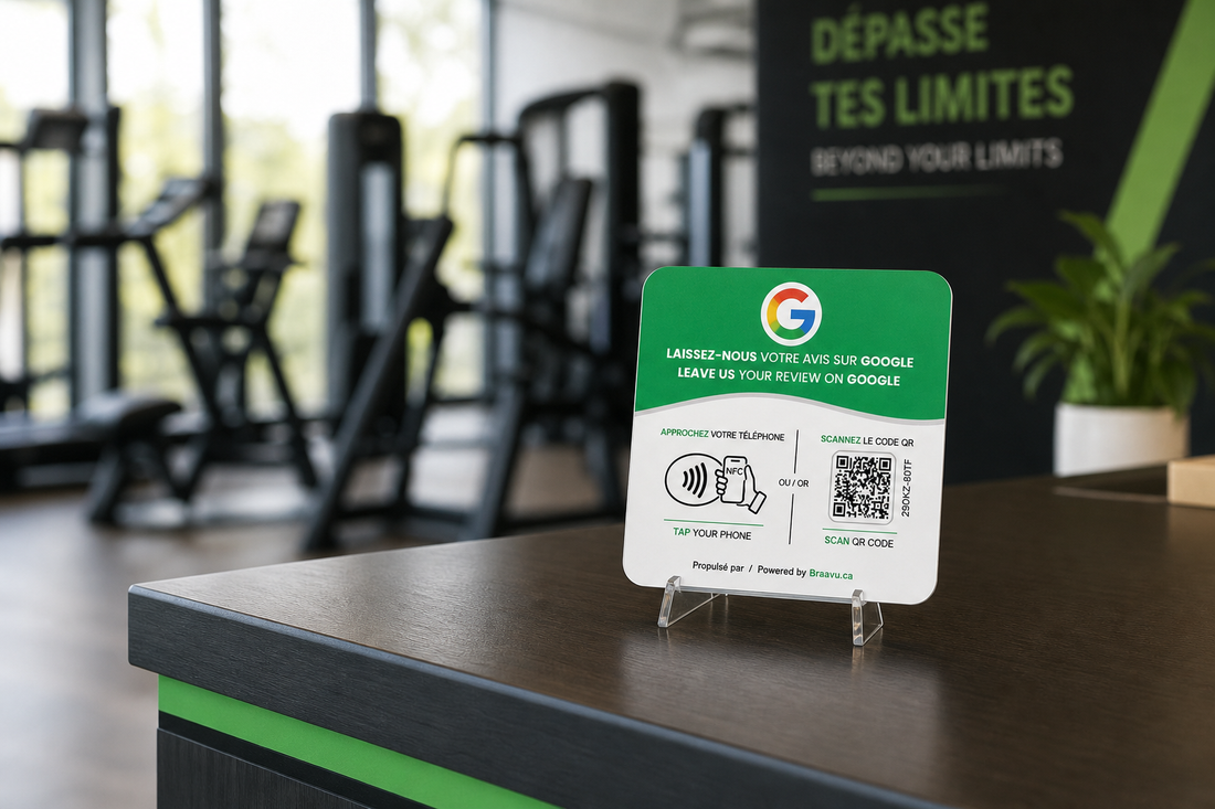 Une plaque d'avis Google Braavu sur le comptoir d'un commerce