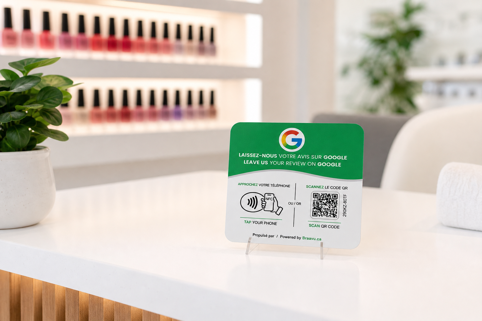Une plaque d'avis Google Braavu sur le comptoir d'un commerce