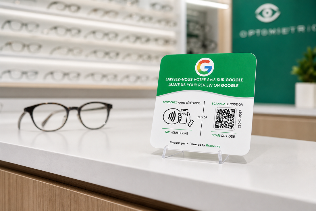Une plaque d'avis Google Braavu sur le comptoir d'un commerce