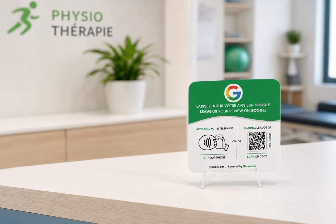 Une plaque d'avis Google Braavu sur le comptoir d'un commerce