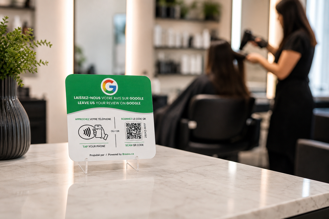 Une plaque d'avis Google Braavu sur le comptoir d'un commerce