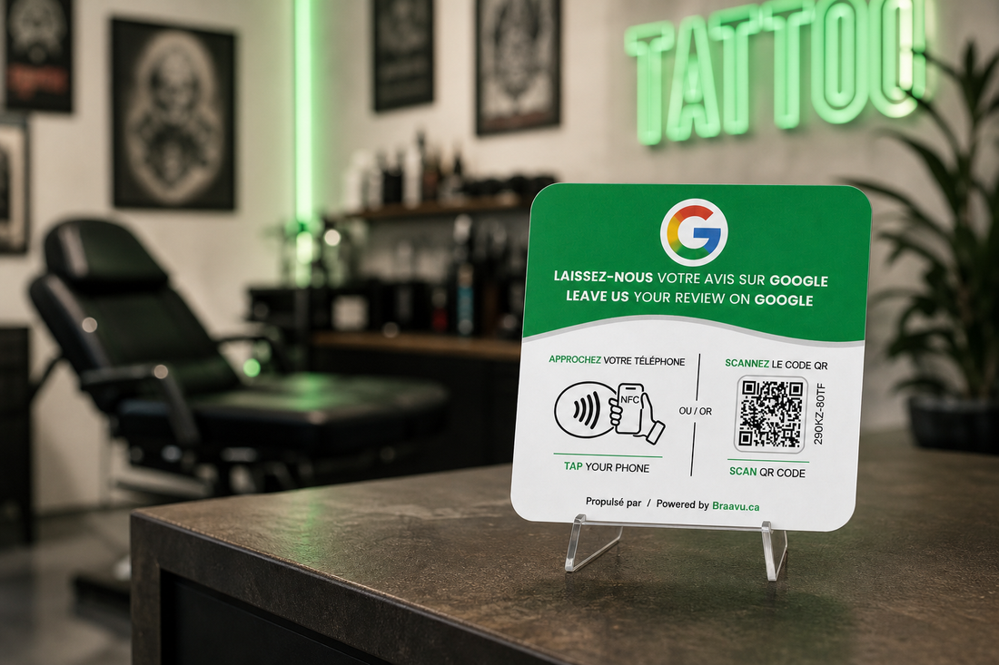 Une plaque d'avis Google Braavu sur le comptoir d'un commerce
