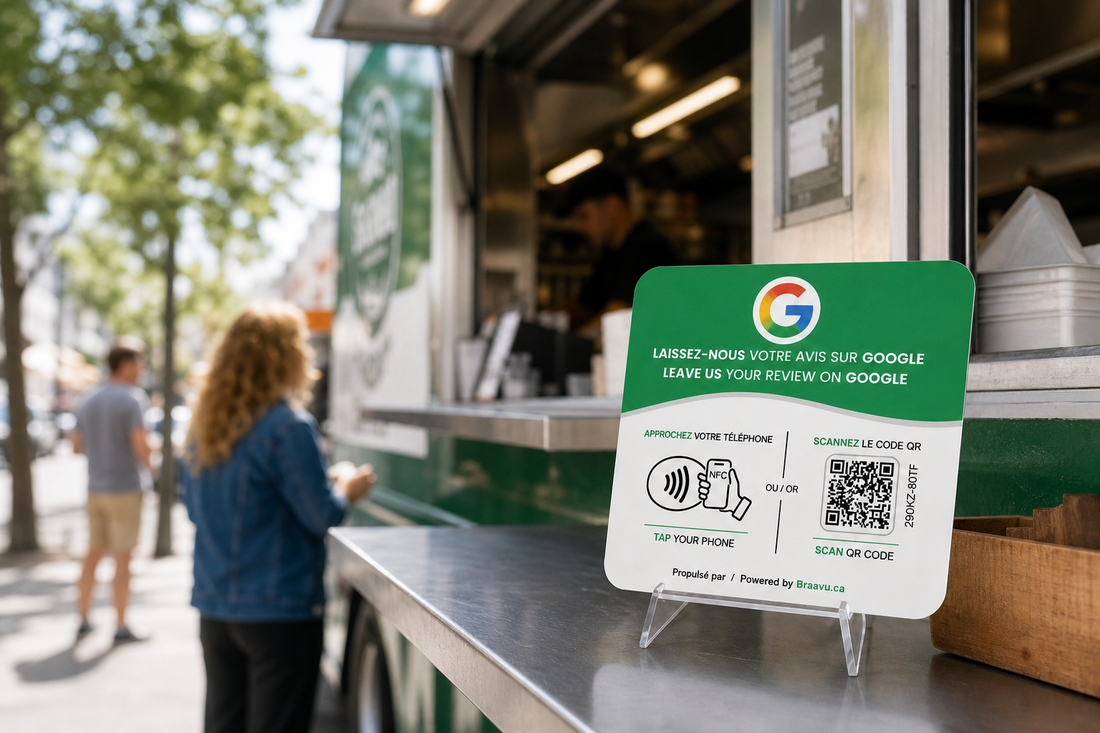 Une plaque d'avis Google Braavu sur le comptoir d'un commerce
