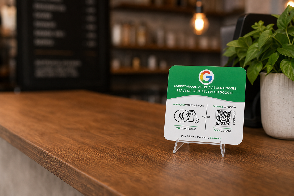 Une plaque d'avis Google Braavu sur le comptoir d'un commerce