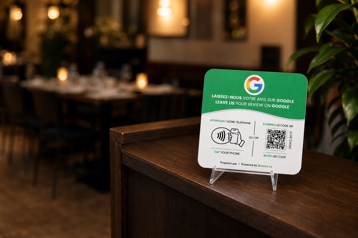 Une plaque d'avis Google Braavu sur le comptoir d'un commerce