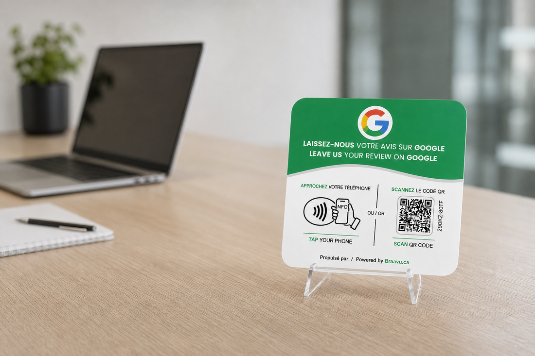 Une plaque d'avis Google Braavu sur le comptoir d'un commerce