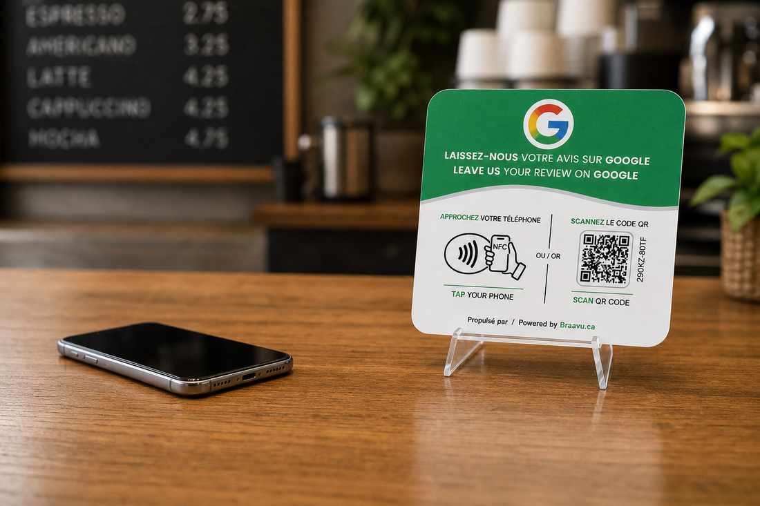 Une plaque d'avis Google Braavu sur le comptoir d'un commerce
